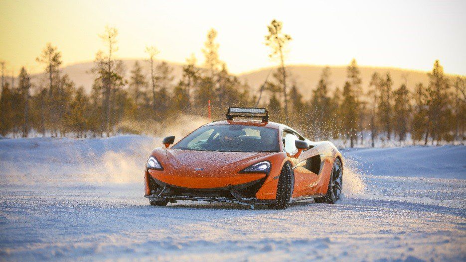 McLaren przygotował opony zimowe dla swoich samochodów.