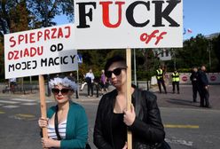 "Moja wagina nie twoja broszka". Przed Sejmem odbyła się demonstracja "Za pięć dwunasta - Ratujmy Kobiety" [GALERIA]