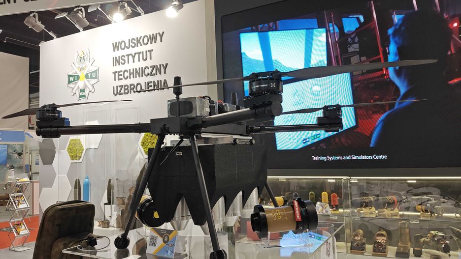 Polski dron CyberHUB typu "Baba Jaga" wraz z ładunkiem bomb.