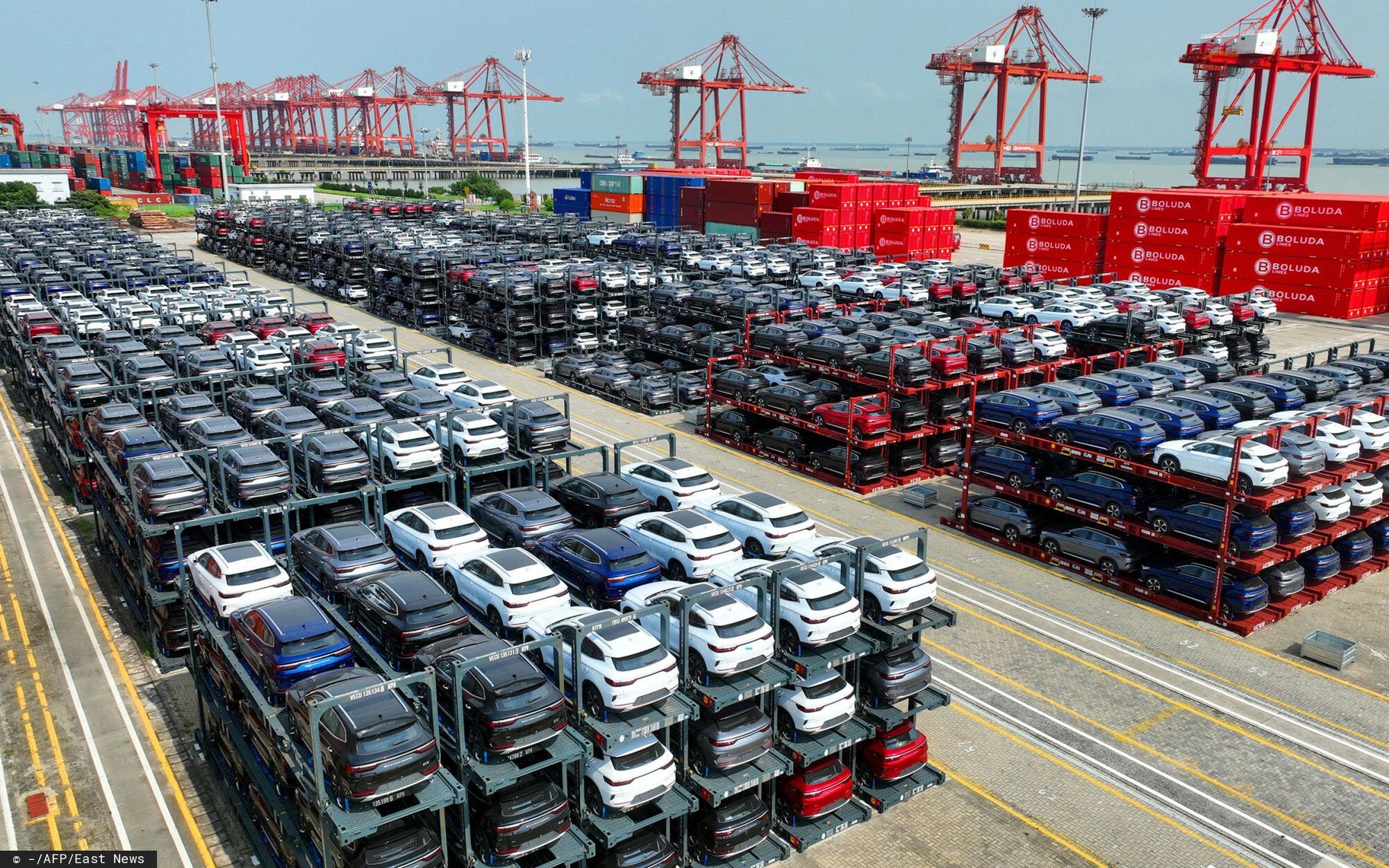 Chi?skie samochody elektryczne czekaj? na transport w porcieIn this photo taken on September 11, 2023, BYD electric cars waiting to be loaded on a ship are stacked at the international container terminal of Taicang Port at Suzhou Port, in China?s eastern Jiangsu Province. (Photo by AFP) / China OUT-