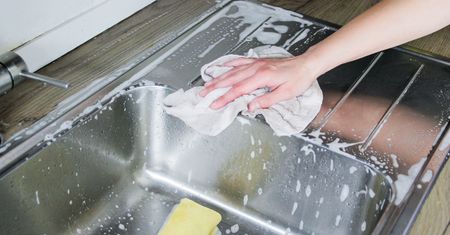 Wykorzystaj produkt z domowej apteczki. Zlew będzie lśnił jak nowy