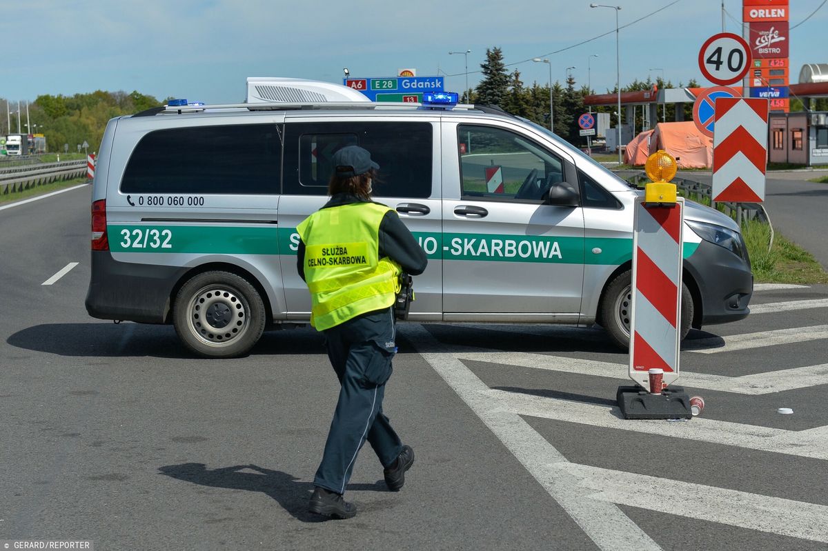 Funkcjonariusze małopolskiej KAS zatrzymali na autostradzie ciężarówkę. Było w niej 18 ton przeterminowanych bakalii