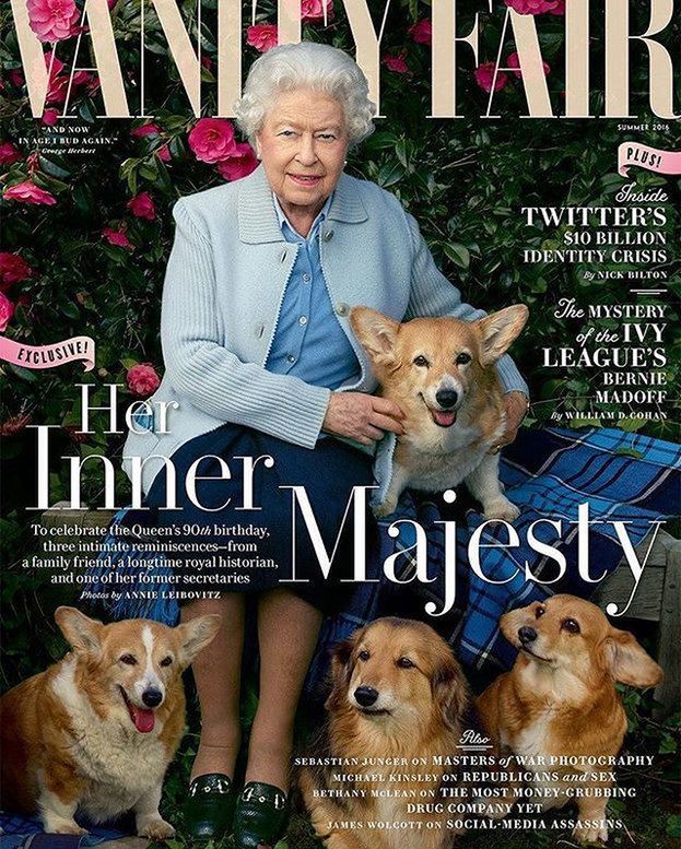 Królowa Elżbieta II z ukochanymi psami ("Vanity Fair")