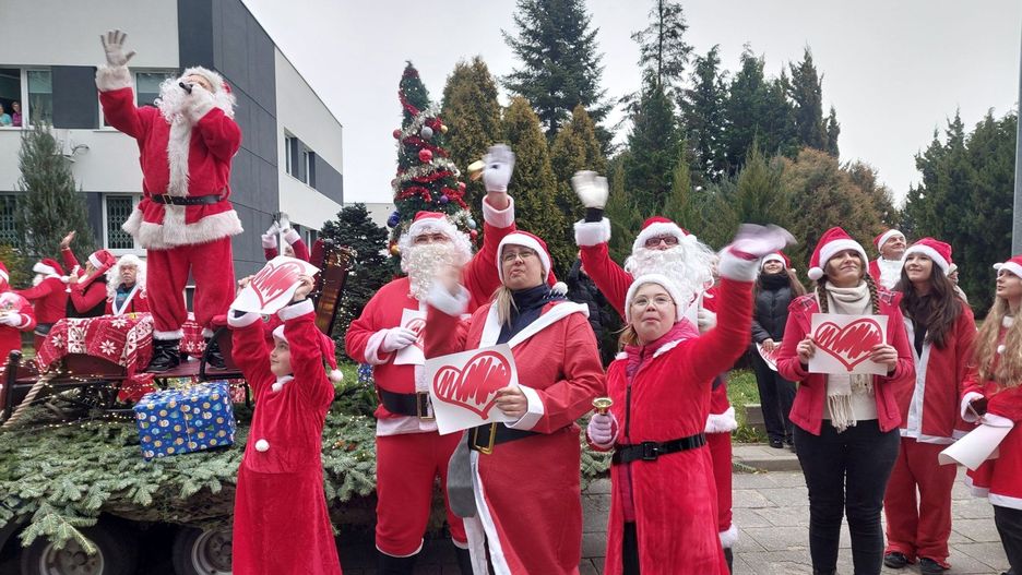 Mali pacjenci z okien swoich sal obejrzeli tańce i wysłuchali świątecznych piosenek w wykonaniu MIkołajów