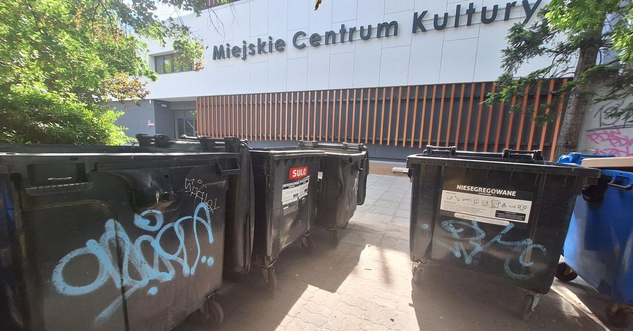 Bulwersujący obraz w Gorzowie. Obok nowego MCK-u jest Miejskie Centrum Śmietników