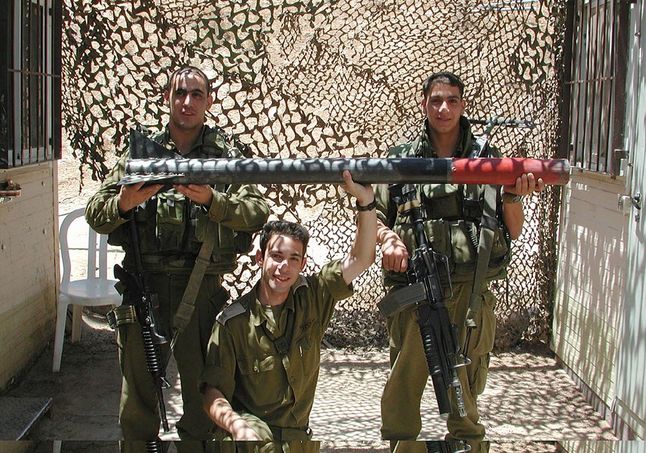 Izraelscy żołnierze z jednym z odnalezionych kassamów