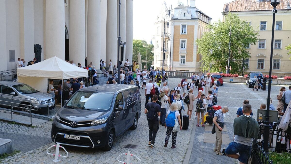 Pielgrzymi przed Archidiecezją Lubelską