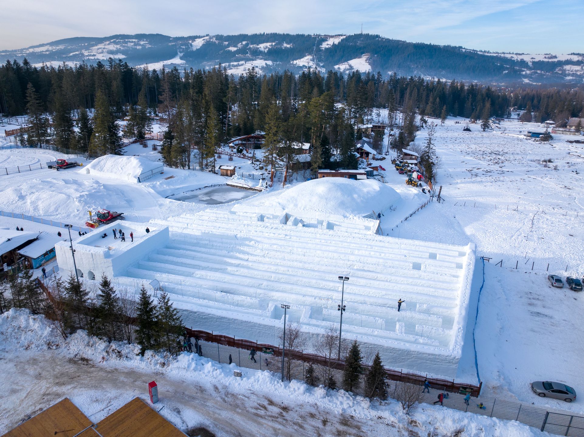 Prace budowlane w Snowlandii, w Polsce - widok z lotu ptaka