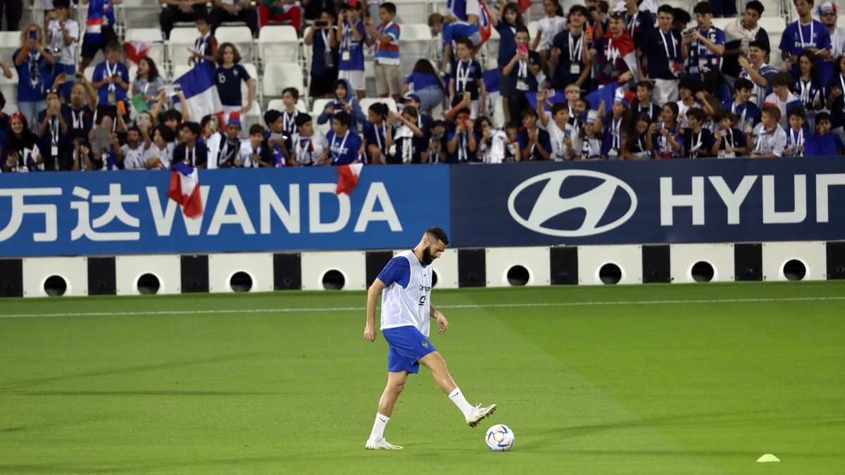 France's national soccer team player Karim Benzema in action during a training session in Doha, Qatar, 17 November 2022. The FIFA World Cup 2022 will take place from 20 November to 18 December 2022 in Qatar. EPA/ABEDIN TAHERKENAREH Dostawca: PAP/EPA.