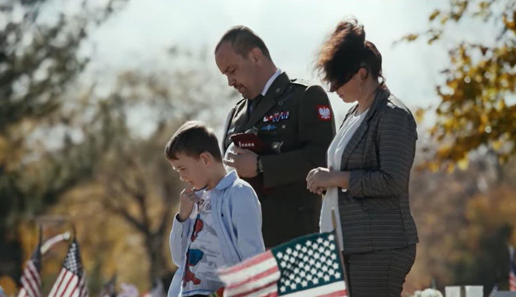Karol Cierpica z rodziną na grobie M. Ollisa