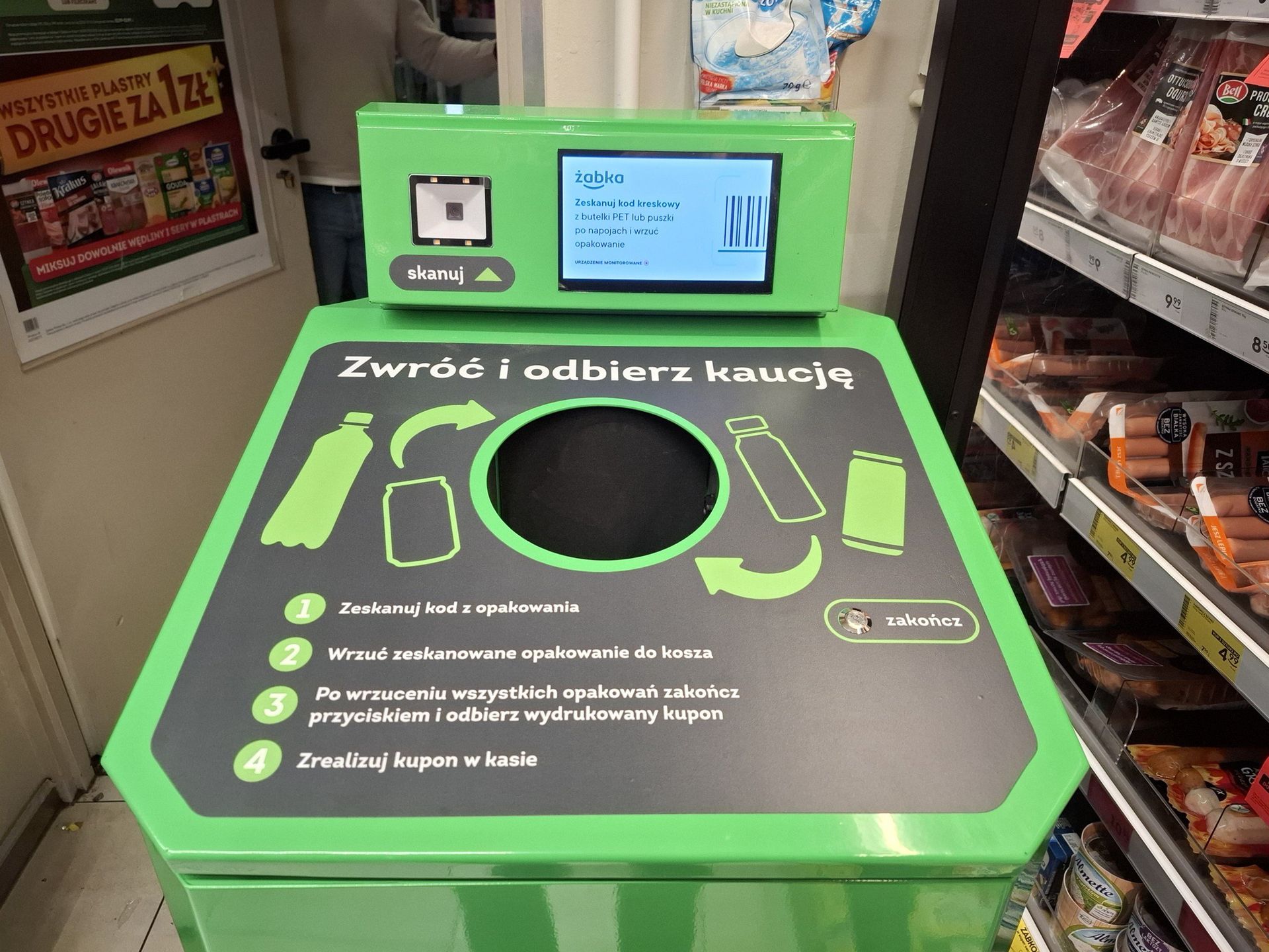 Zobacz, jak wygląda automat do zwrotu butelek znajdujący się w sklepach sieci Żabka.