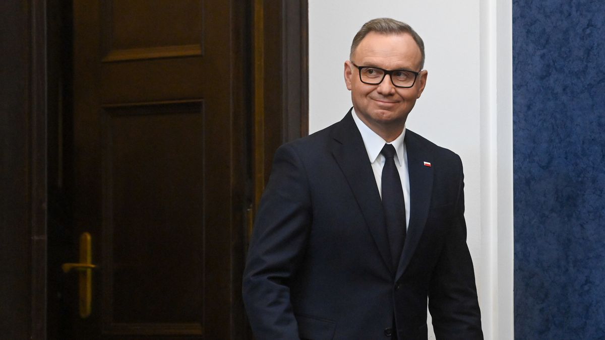 Warszawa, 18.06.2025. Prezydent RP Andrzej Duda w drodze na briefing prasowy po posiedzeniu Rady Bezpieczeństwa Narodowego w Pałacu Prezydenckim w Warszawie, 18 bm. Posiedzenie RBN dotyczyło bezpieczeństwa energetycznego państwa oraz prezentacji polskich priorytetów na nadchodzący Szczyt NATO w Hadze. (amb) PAP/Piotr Nowak