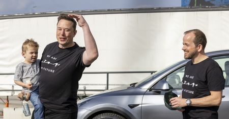 Zaatakowana fabryka Tesli wróciła do działania. Odwiedził ją Elon Musk