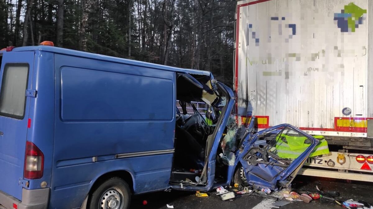 Bus wbił się w naczepę stojącego tira na DK17 w m. Bełżec