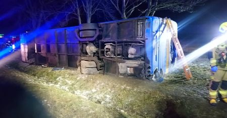 Kierowca prawdopodobnie zasnął. Autobusem jechało 25 osób