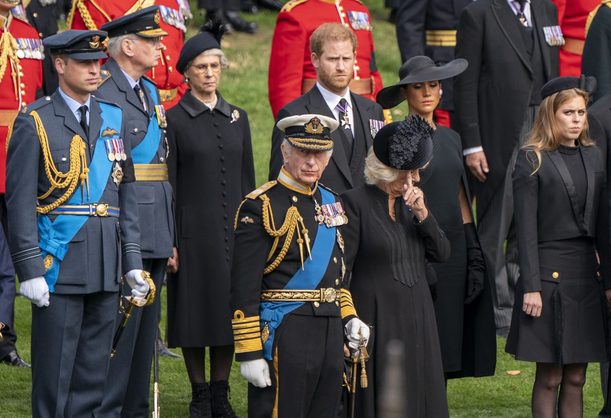 Internauci utrzymują, że Meghan "jako jedyna płakała po królowej", a ekspertka analizuje jej mowę ciała