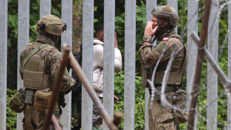 Granica polsko-białoruska w okolicach Dubiczy Cerkiewnych. Migranci są stale obecni za płotem, szukają możliwości przejścia  - wynika z ich wypowiedzi