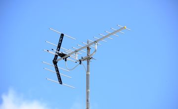 Mniej kanałów w naziemnej telewizji cyfrowej. Czy sześć stacji powróci?
