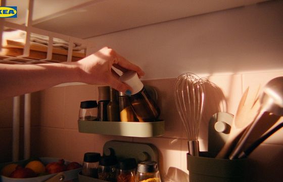 Astronautka odkrywa nowe przestrzenie w kuchni w nowej reklamie IKEA
