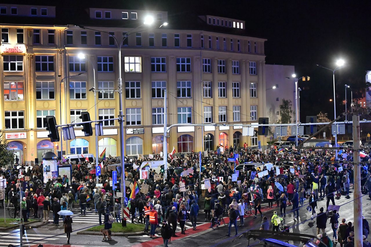 Strajk kobiet. Wrocław. Nagrobek pod siedzibą PiS i mandaty dla kierowców