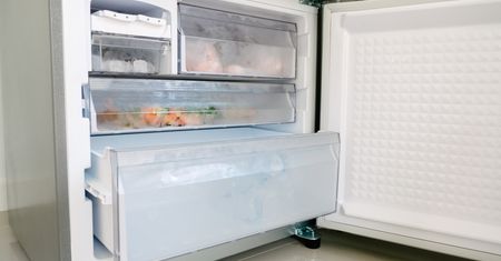 Lód zbiera się w zamrażarce? Wystarczy raz przetrzeć