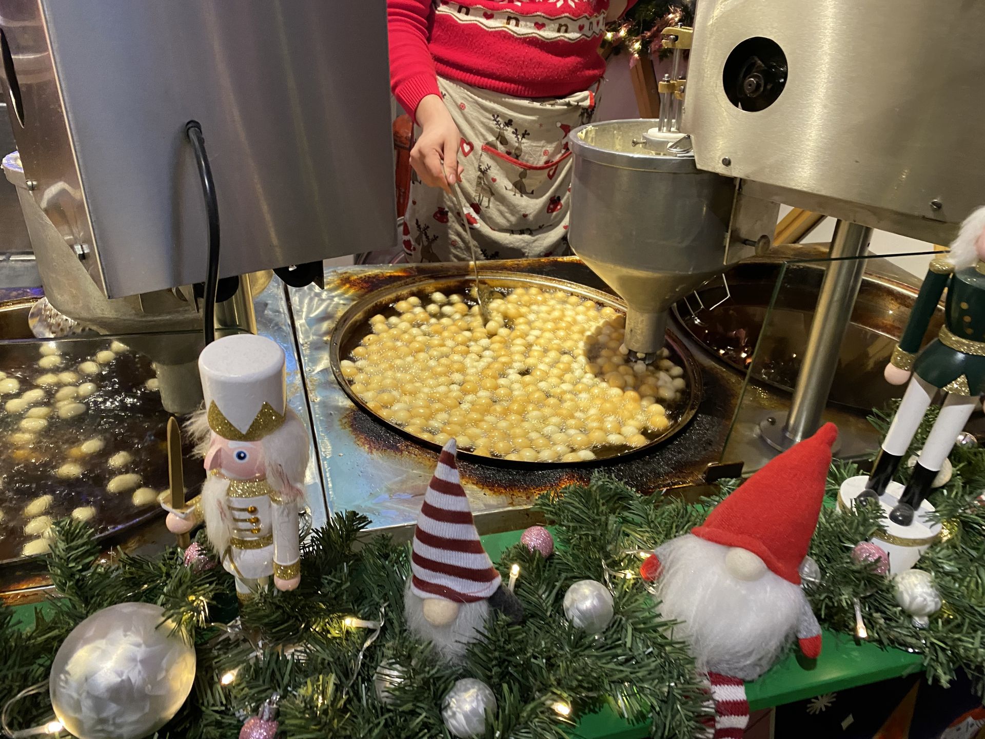 Spurgosy (małe pączki) przygotowywane są na bieżąco