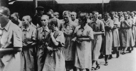 Opisała losy dziewczęcej orkiestry z Auschwitz. "Trzeba było grać"