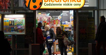 Panie będą zachwycone. Biedronka oferuje markową sukienkę za grosze!