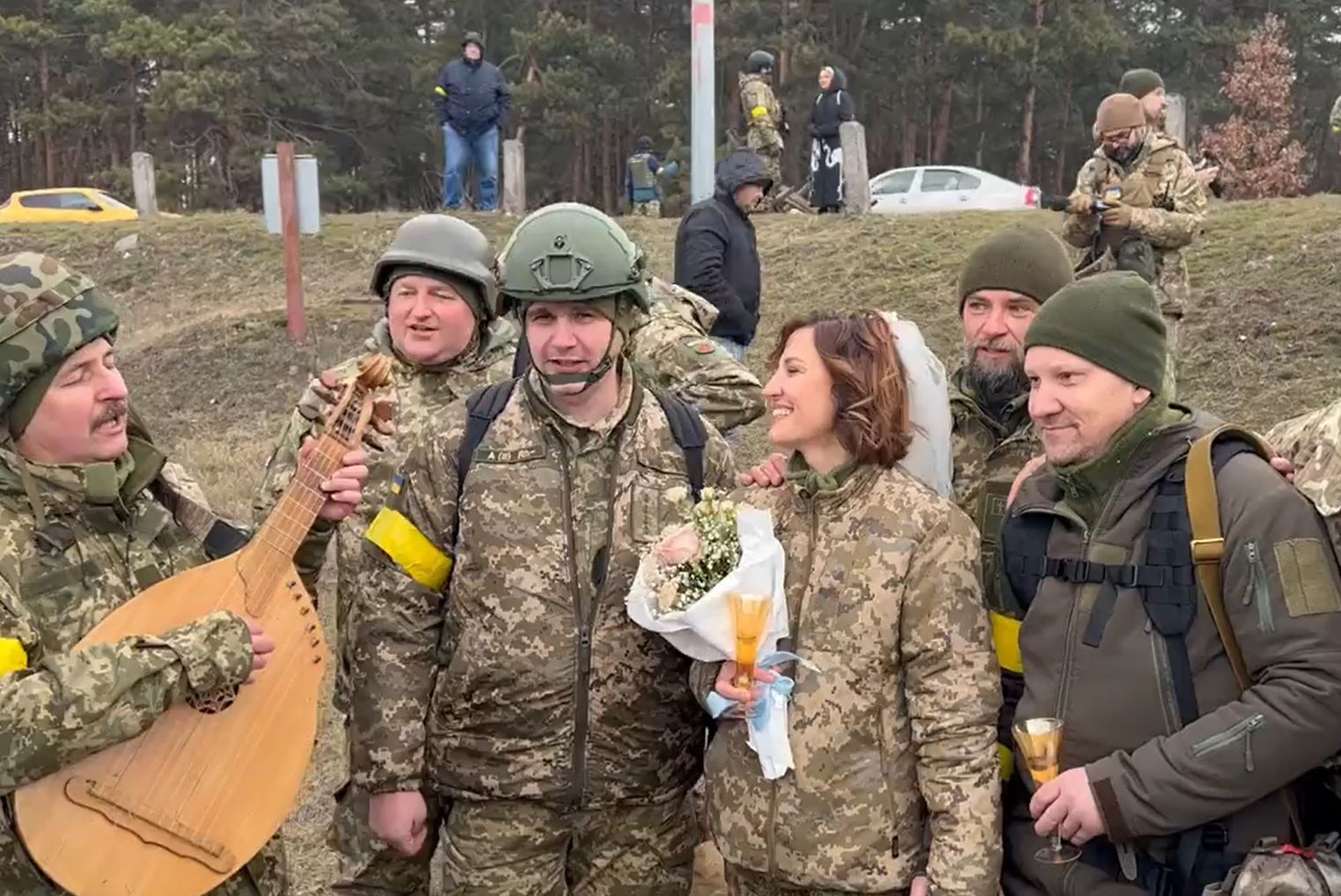 Para ukraińskich żołnierzy wzięła ślub na froncie 