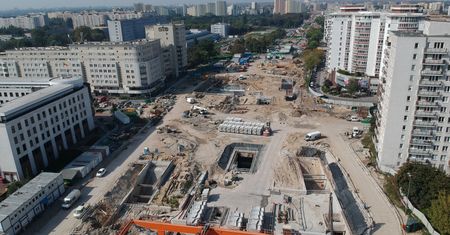 Warszawa. Budowa metra. Samochody wpadły do wykopu