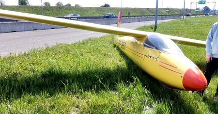 Niecodzienny widok dla kierowców. Przy autostradzie wylądował szybowiec