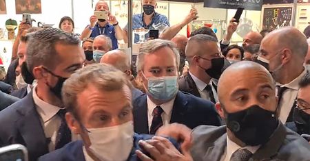 Emmanuel Macron trafiony jajkiem. "Niech żyje rewolucja"