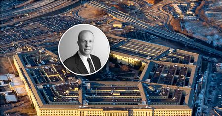 Najpierw kupił bank w Polsce. Teraz będzie rządził Pentagonem. "Zna Polskę"