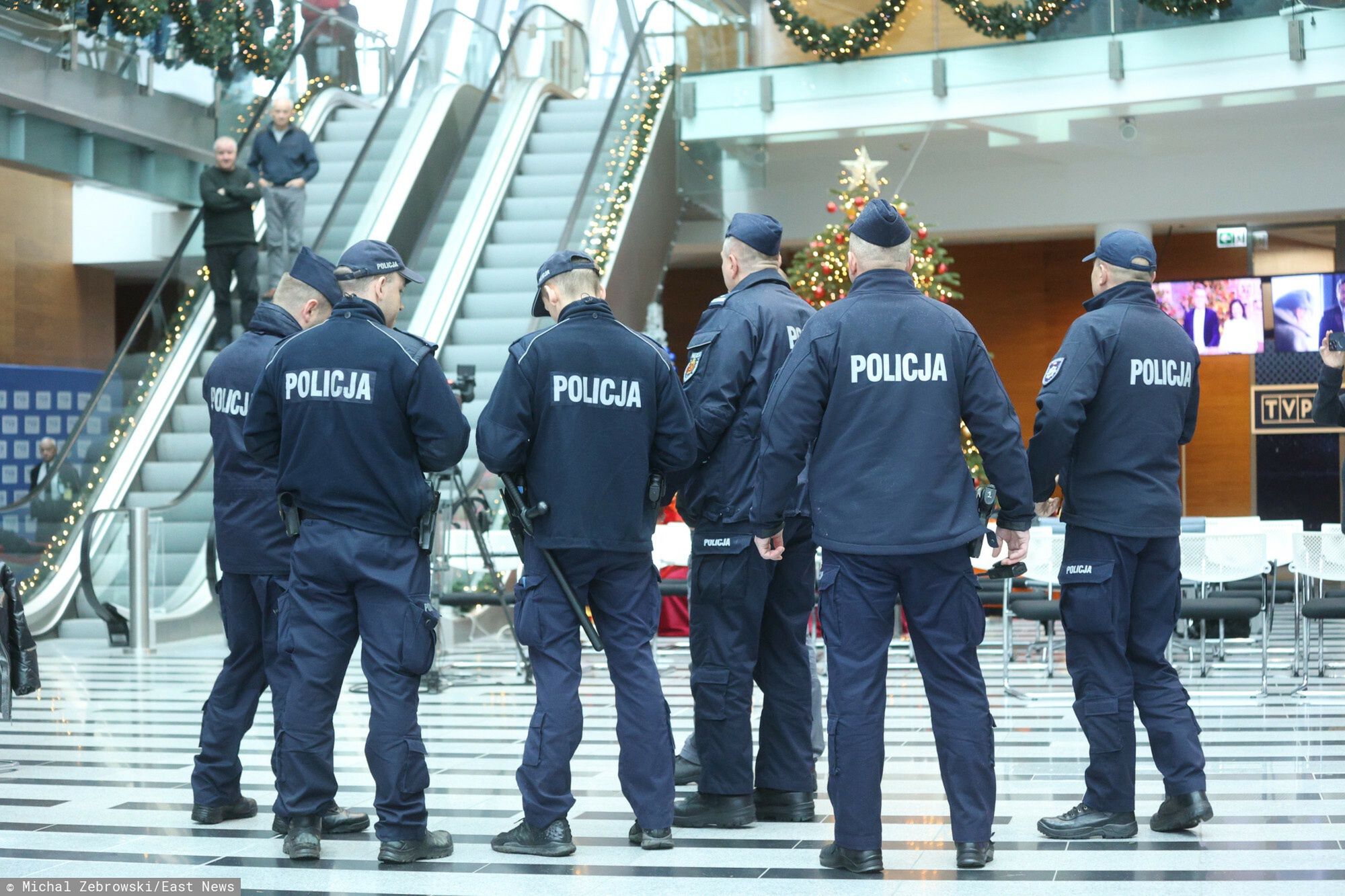 Politycy PiS w siedzibie TVP
Fot. Michal Zebrowski/East News, Warszawa,  20.12.2023. Poznym wieczorem 19 bm. Sejm glosami nowej koalicji rzadzacej przyjal uchwale w sprawie mediow publicznych. Politycy PiS udali sie do siedziby TVP przy ul. Woronicza. Prezes partii zarzadzil calodobowe dziesiecioosobowe dyzury.
Michal Zebrowski