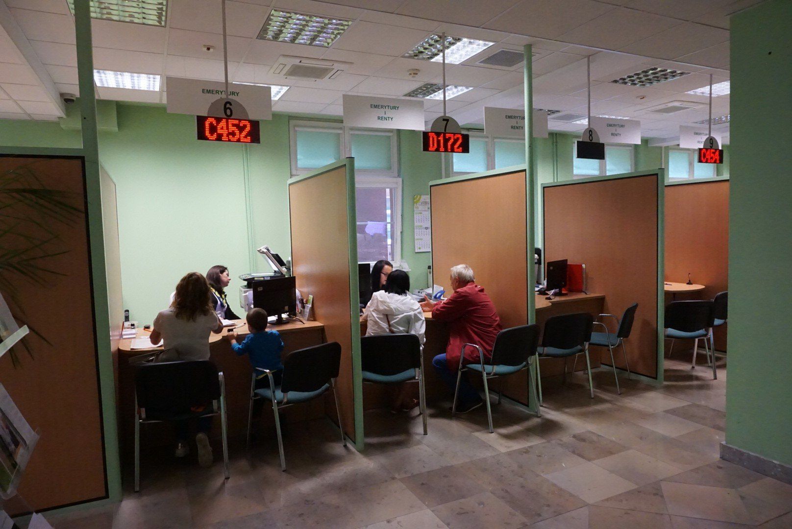 Emeryci, którzy osiągnęli powszechny wiek emerytalny, czyli:60 lat w przypadku kobiet,65 lat w przypadku mężczyznmogą dorabiać bez żadnych limitów i obaw, że ZUS zmniejszy lub całkowicie zawiesi pobierane świadczenie.