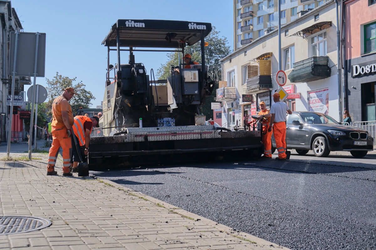 Drogowcy układają asfalt na remontowanym odcinku ul. Nadbystrzyckiej