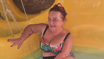 64-letnia Izabela Zeiske wdzięczy się w basenie z gracją syreny. Popluskalibyście z nią? (FOTO)