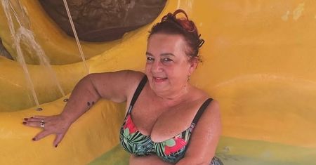 64-letnia Izabela Zeiske wdzięczy się w basenie z gracją syreny. Popluskalibyście z nią? (FOTO)