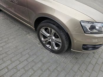Zielona Góra. Ktoś na osiedlu przebija opony w autach i niszczy karoserie