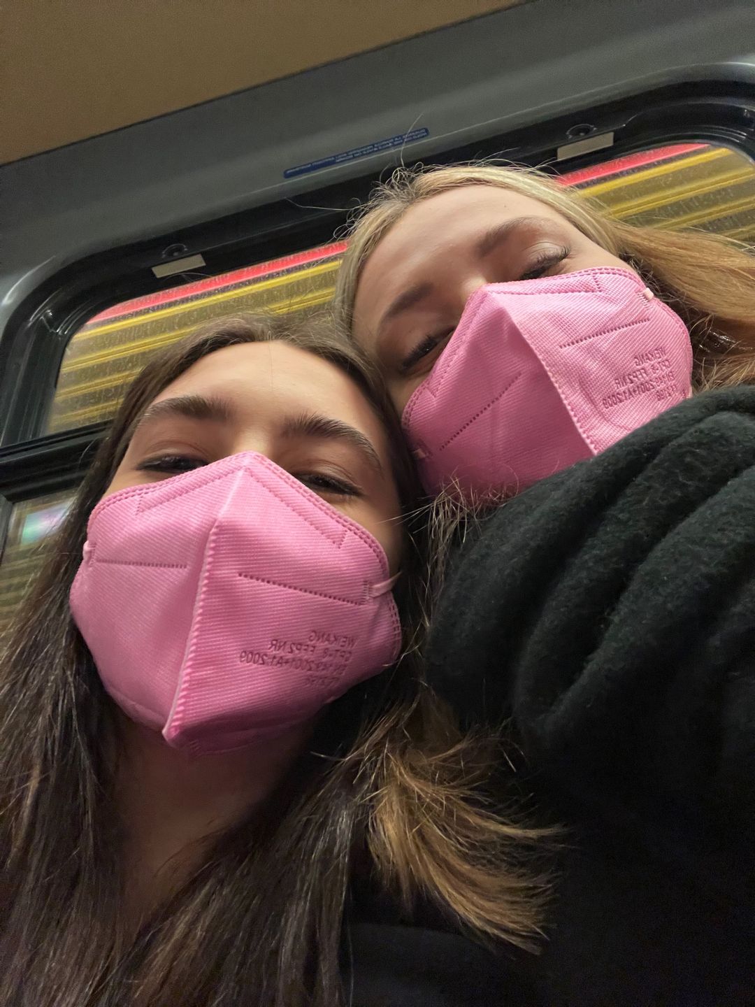 Maseczki trzeba nosić w przestrzeniach zamkniętych 