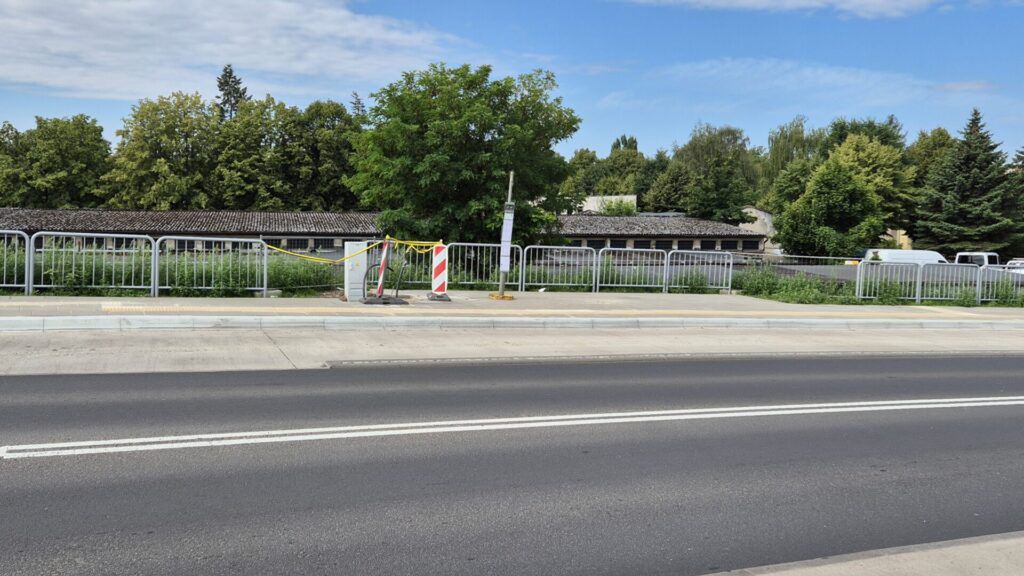 Poznań: Nowy wiadukt gotowy, ale pasażerowie bez ławek i wiat