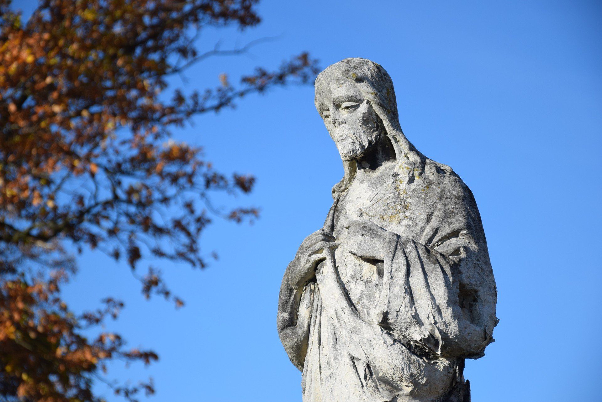 Cmentarz Parafialny w Krzeszowicach został założony w pierwszej połowie XIX wieku