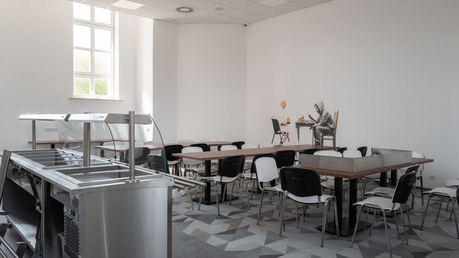 Tak prezentuje się jadalnia w socjalnym barze w bydgoskiej bazylice. Jednocześnie posiłki jeść tu będzie mogło około 50 osób.