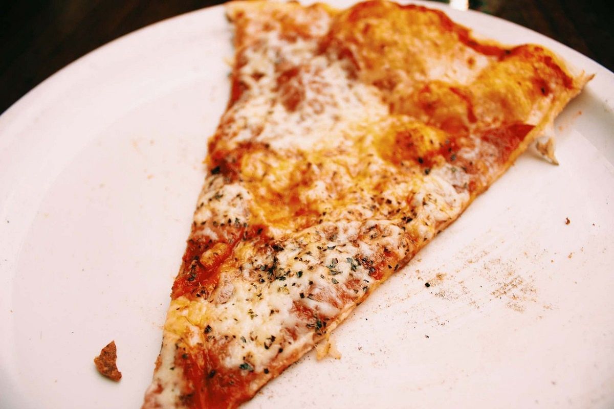 Przepis na nowojorską pizzę. Włosi robią ją inaczej. Pomysł na pyszny obiad