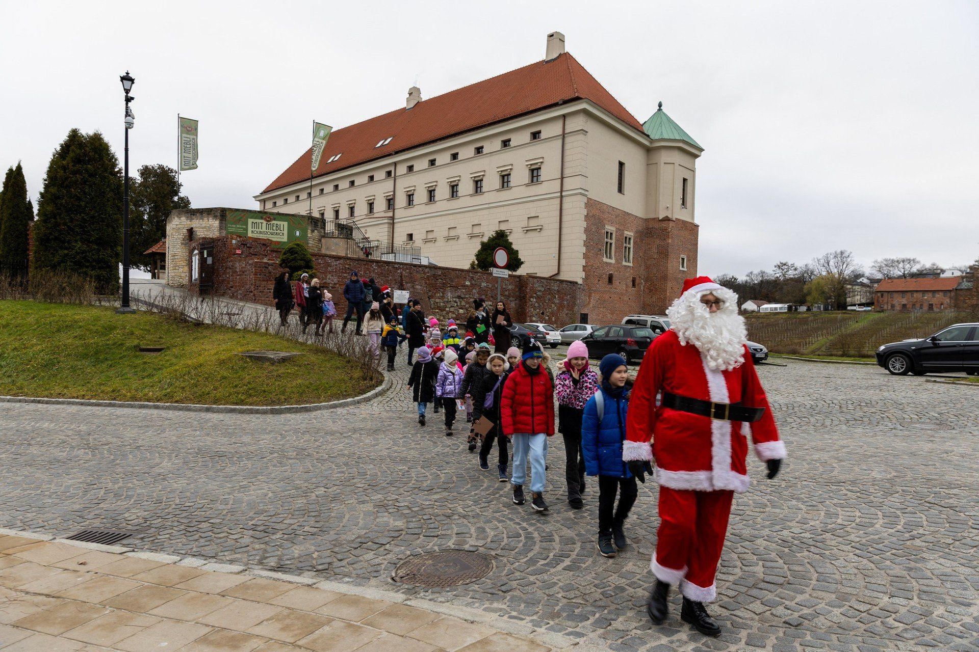 Wydarzenie tradycyjnie rozpoczęło się w Muzeum Zamkowym, skąd uczestnicy przeszli na Stare Miasto.