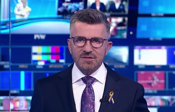 Pierwsza taka sytuacja w TVP. Gospodarz "19.30" z tęczową przypinką