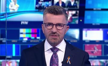 Pierwsza taka sytuacja w TVP. Gospodarz "19.30" z tęczową przypinką