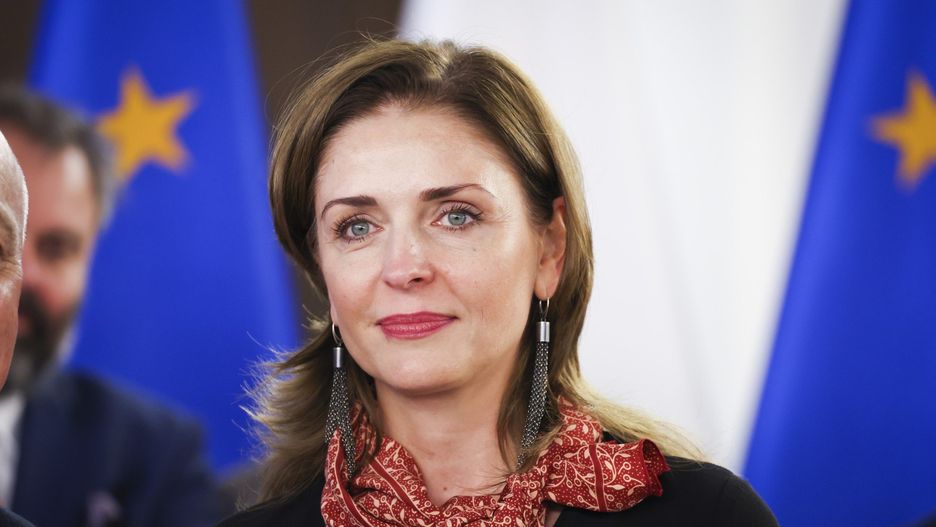 Zawsze elegancka, profesjonalna, ale i odważna w zmianach – Joanna Mucha to jedna z najbardziej charakterystycznych postaci polskiej sceny politycznej.
