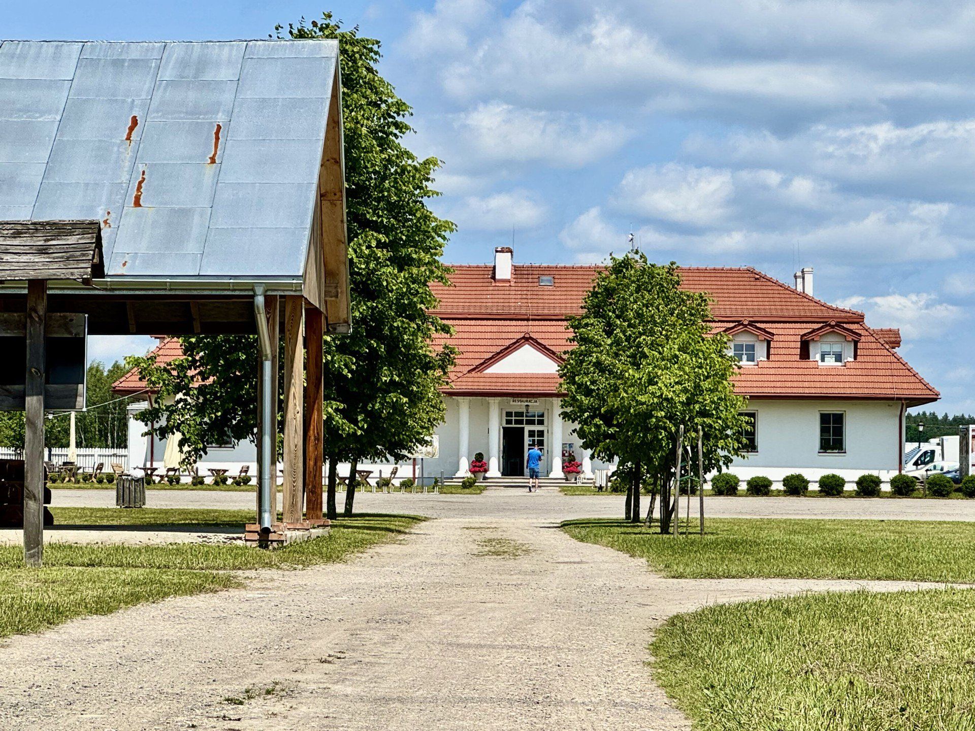 W Kresowej Osadzie poznasz historię Ziemi Lubaczowskiej, skorzystasz z hotelu, zjesz pyszne dania, a nawet... wypożyczysz rowery czy kajaki.