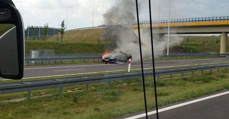 Sobotni pożar samochodu na drodze ekspresowej S17 (zdjęcia)